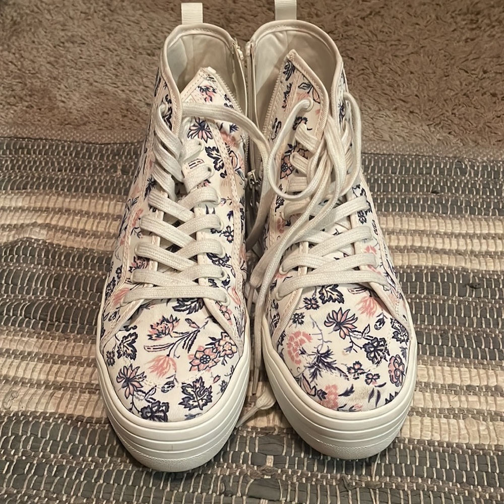 Floral platforms - Picture 2 of 2